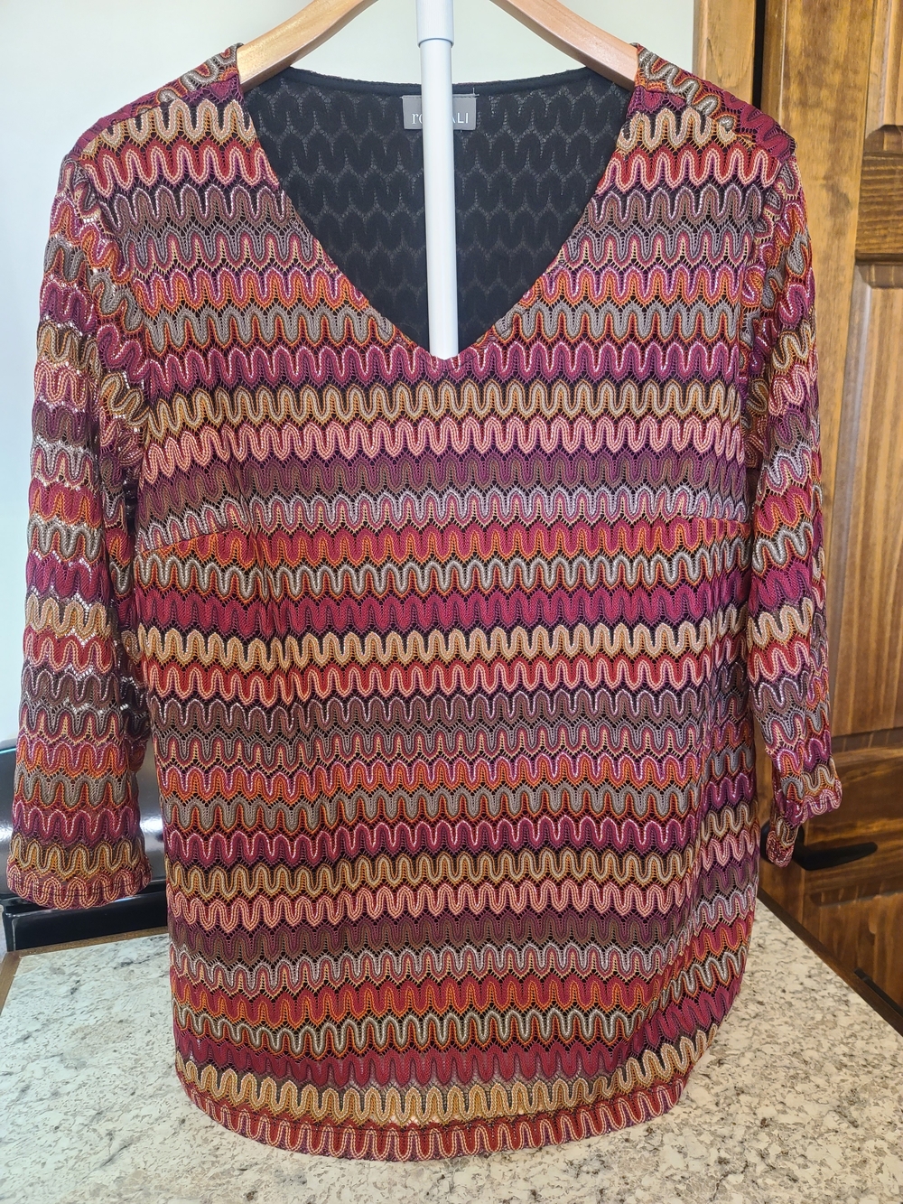 ROZ&ALI V-Neck Multicolor Wave Print Women's Top
